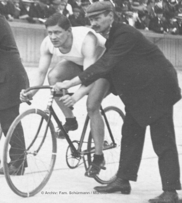 Willy Arend, Weltmeister von 1897 (Glasgow) - hier am Start in Dresden